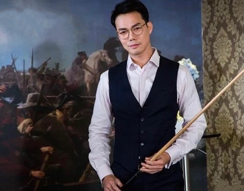 谢天华带了眼镜就像斯文的老师,我愿意做他的学生!