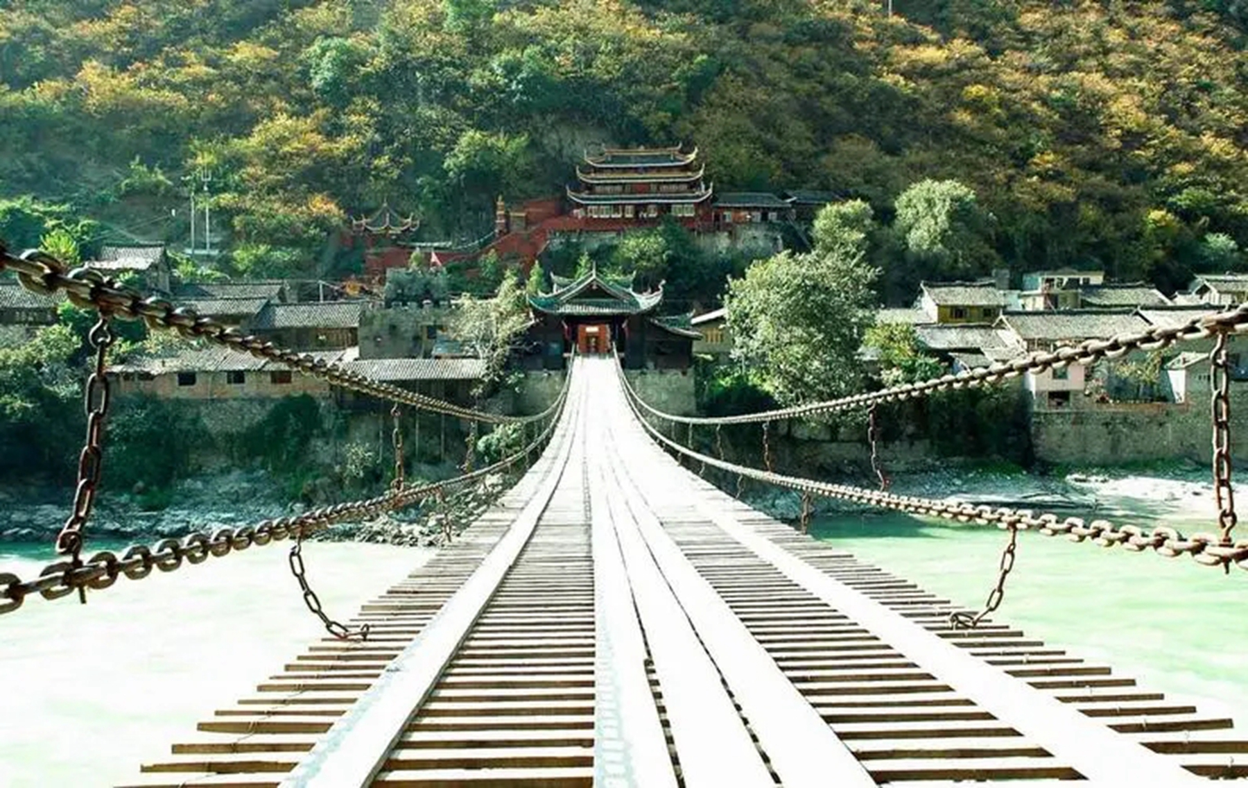 中央红军在长征途中,横渡大渡河之时,横跨大渡桥的桥是什么桥?