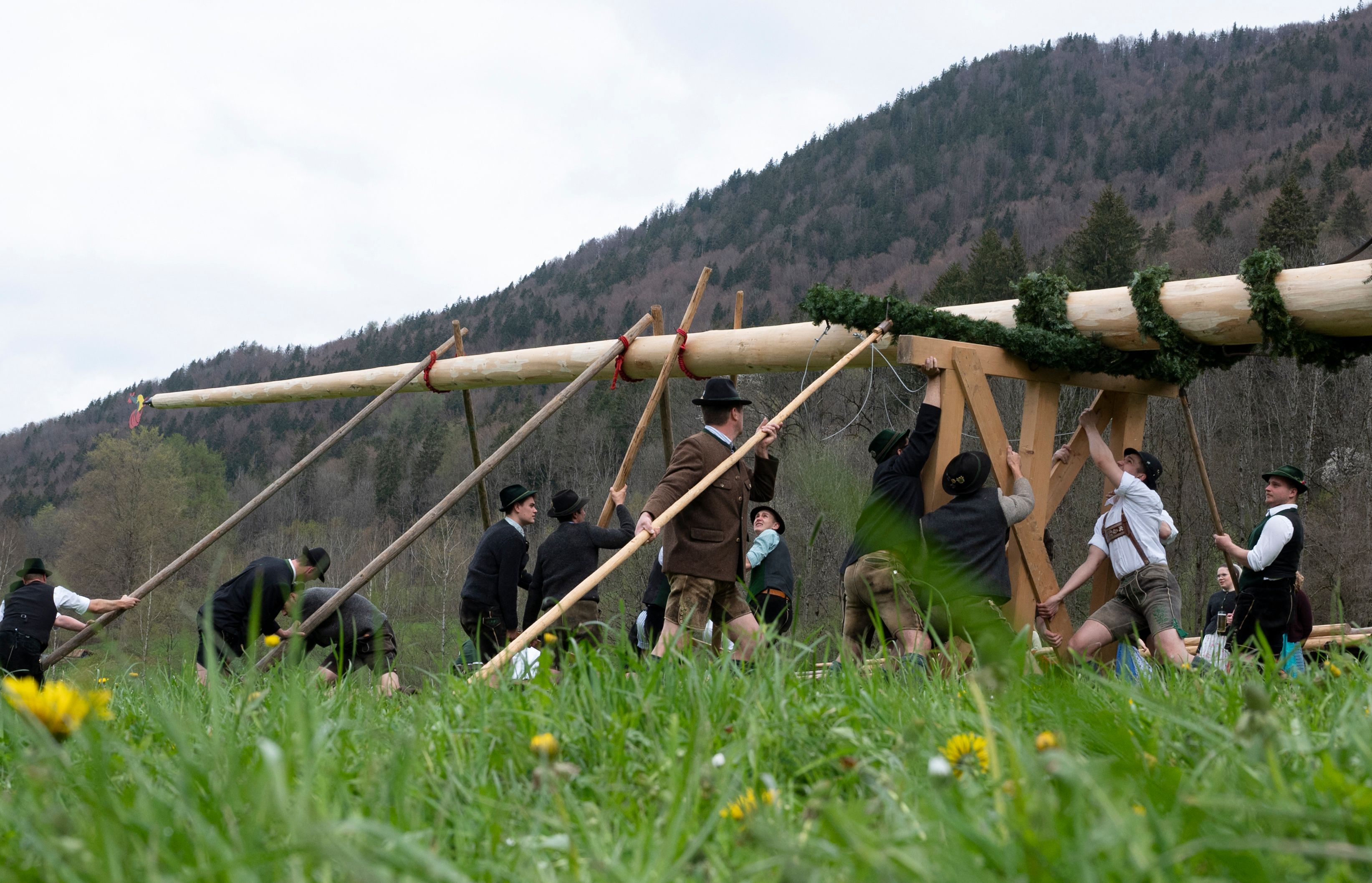 德国:竖立"五月柱"