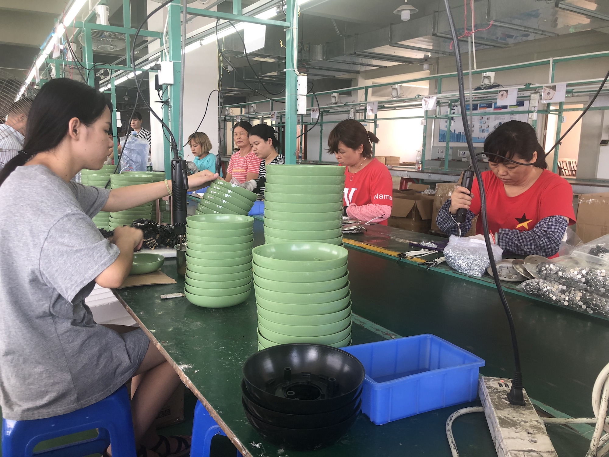 珠三角的一家小型工厂内,正在流水线上作业的工人们 吴绵强 摄