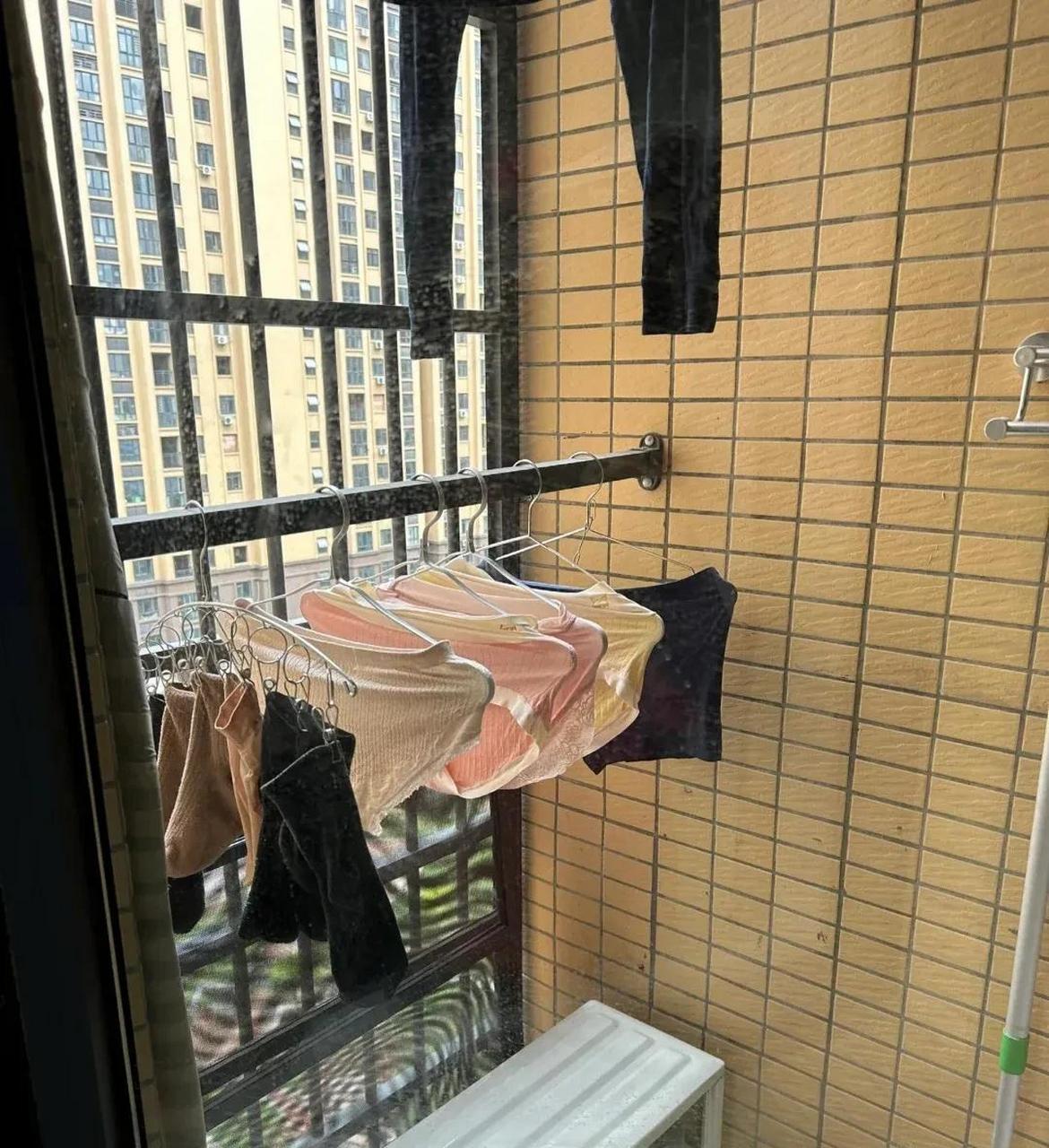 同事今天和我抱怨,她的内衣内裤被偷了,真是让人不敢相信,现在还有