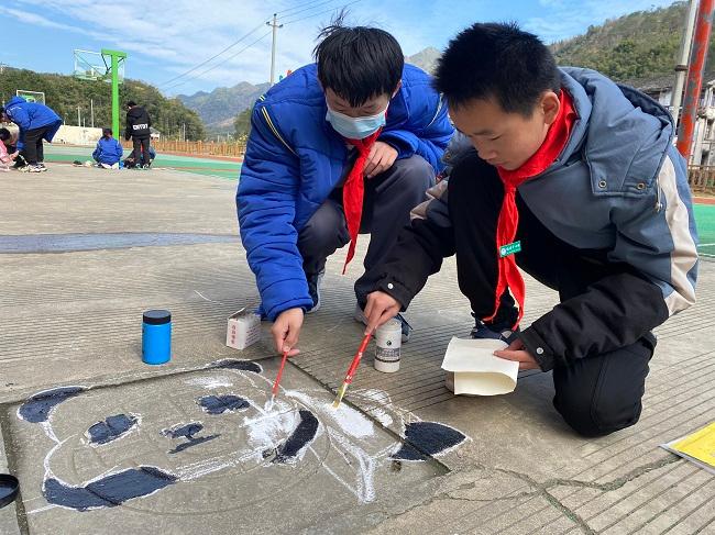 平阳梅溪中心学校:"井"上添花,化"井盖"为"景盖"