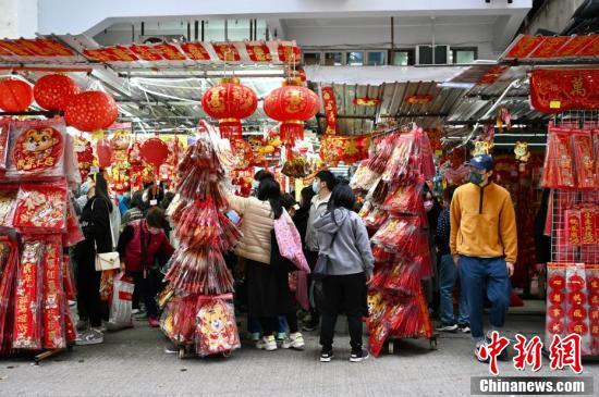 農曆新年將近 香港市民深水埗購買賀年裝飾迎接虎年