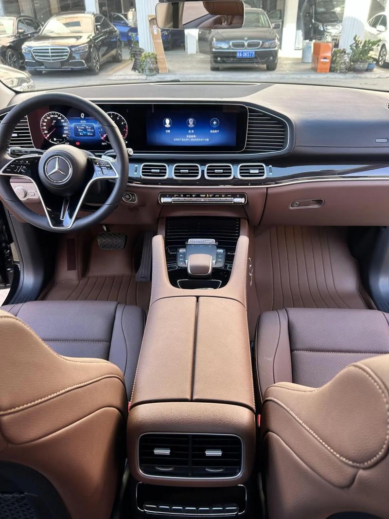 奔驰gle 350时尚型白色车的内饰是什么颜色?