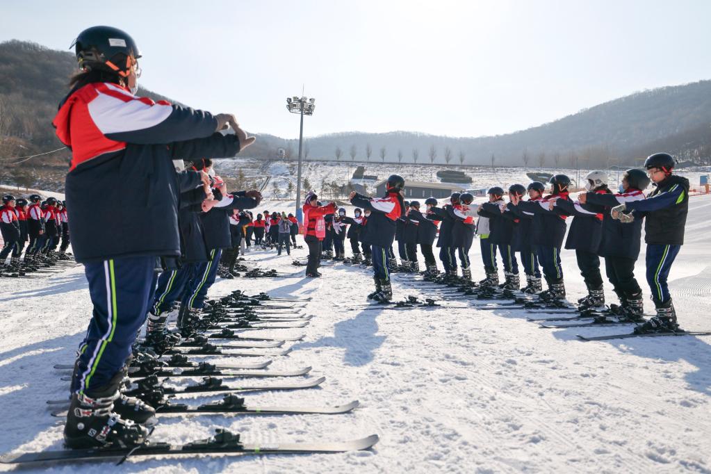 新学期第一周 吉林市13所中学在滑雪场上体育课