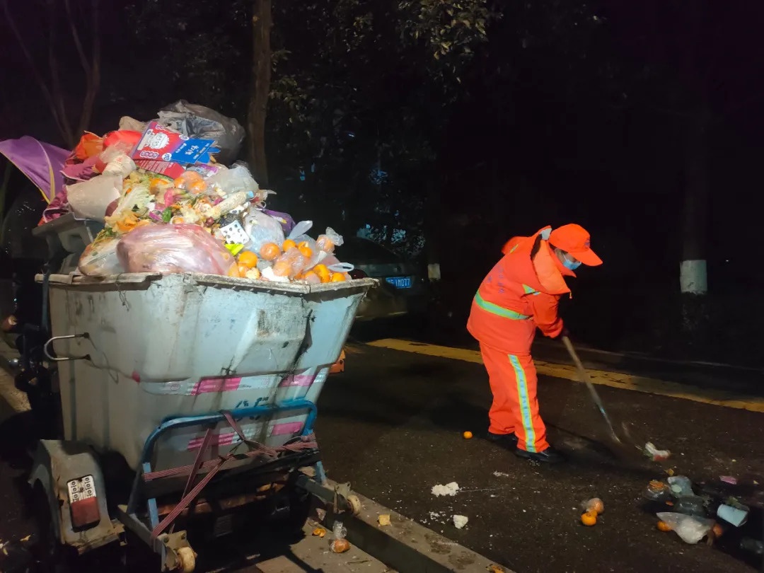 「新春走基层·我们的春节」环卫工人田丽君 凌晨清扫换城市干净整洁
