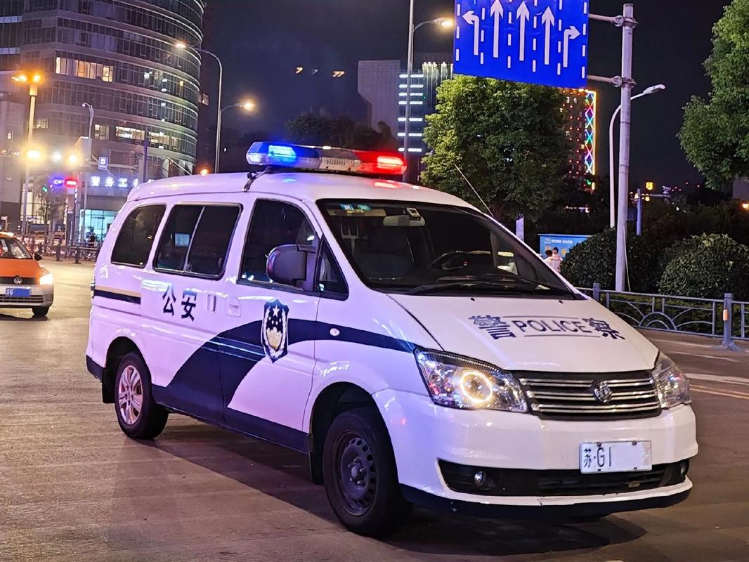 警车怎么叫警车发出的声音是短促