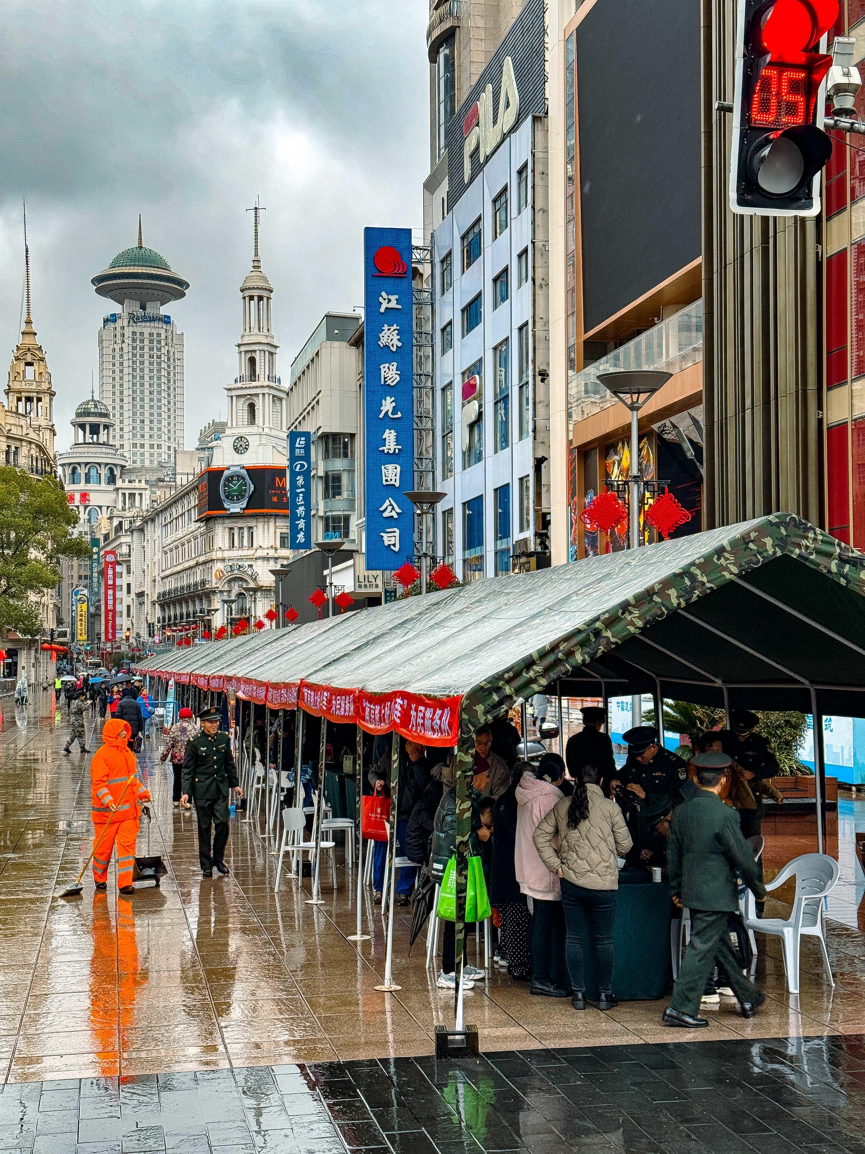 街拍黄浦丨志愿服务,无惧风雨;春寒料峭,暖人心窝!