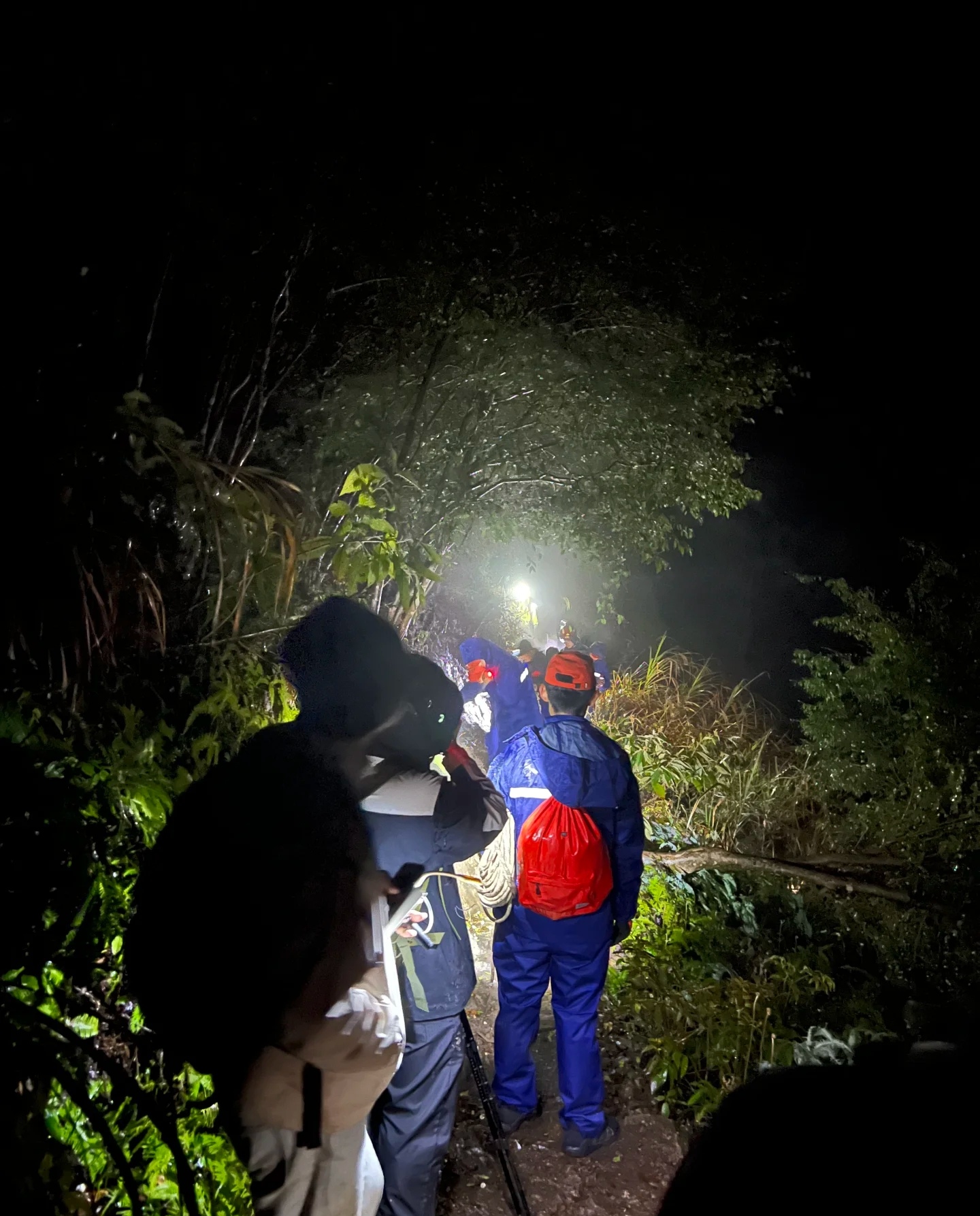福建莆田斗湖2游客夜间滑落山坳被困,救援人员:他们不熟悉路况又赶着