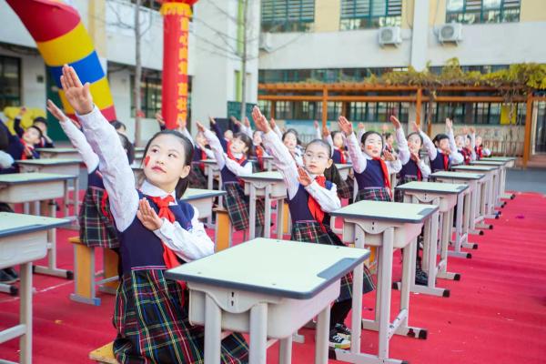 少年展风采 一起向未来——南阳市第十四小学校室内操比赛简纪