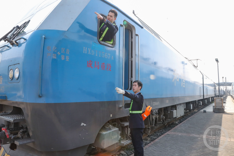 新春走基层|"钢铁驼队"驰骋不停 重庆机务段为全市经贸稳定发展持续