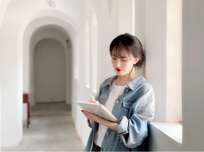 既阳光淡雅又多才多艺她是西工大女绘画师宋郭睿