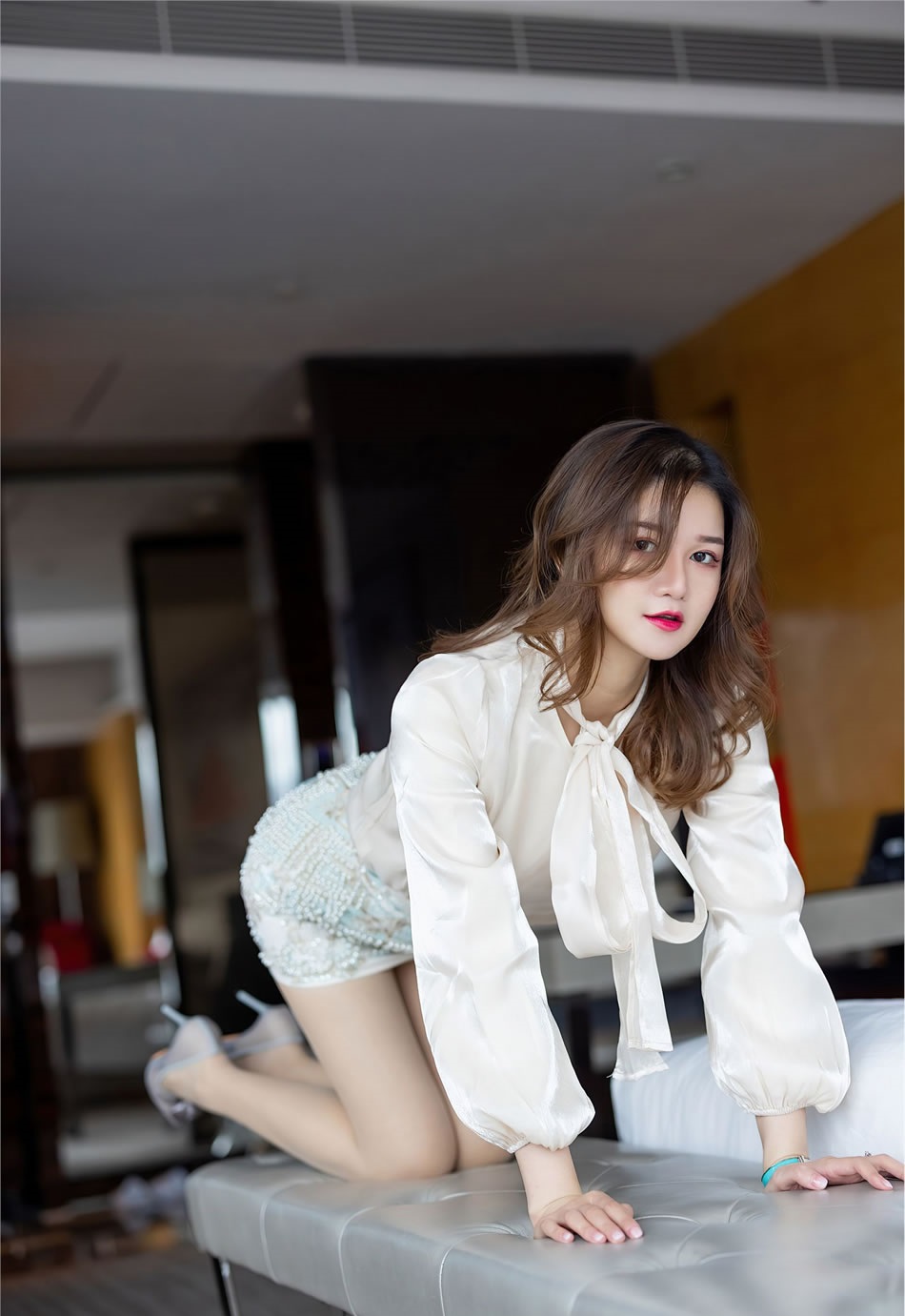 模特芷萱mimi演绎优雅穿搭,蕾丝衬衫包臀裙高跟鞋,既妩媚又端庄