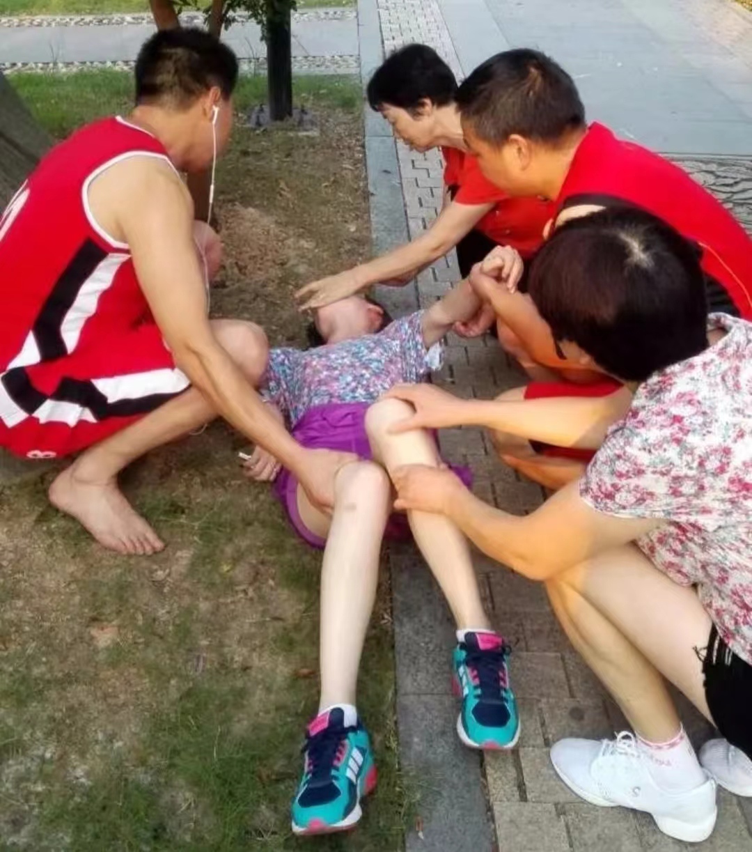 女子在公交车上晕倒,因穿着太少无人敢碰,女司机赶紧把人抱起来