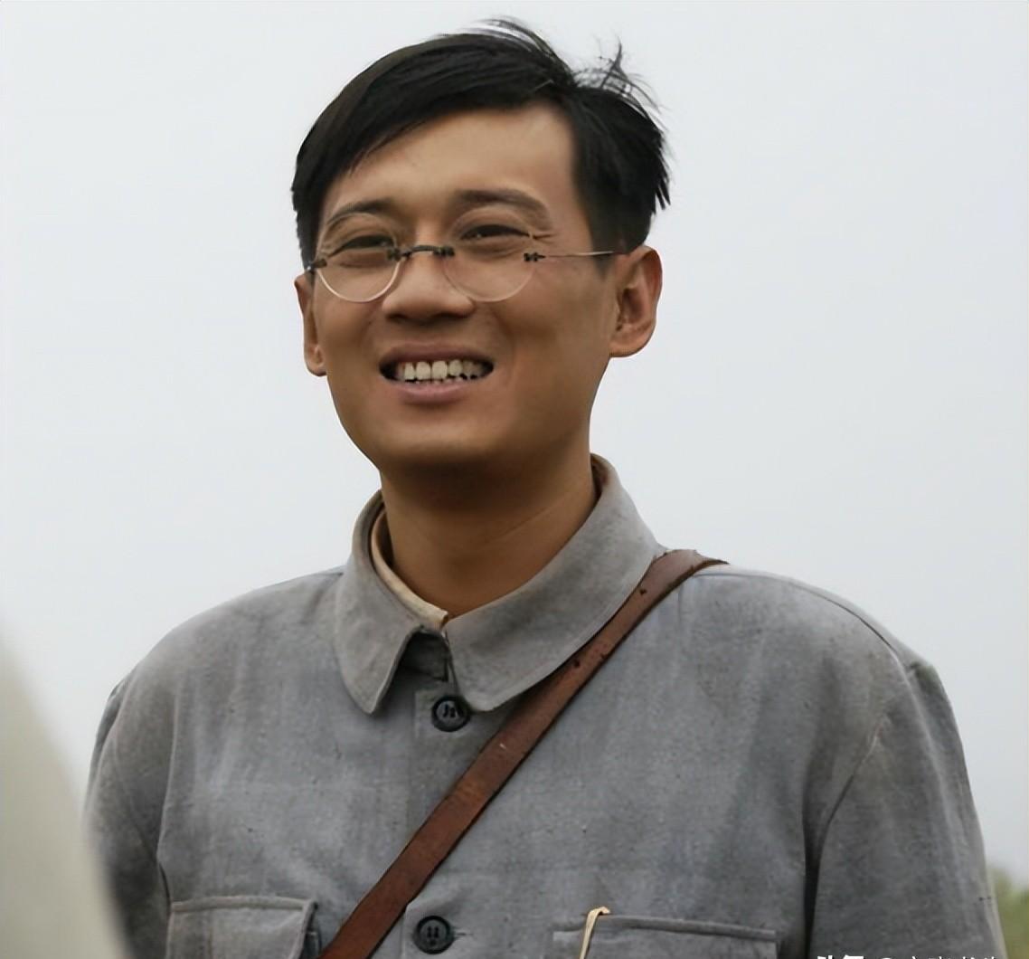 著名演员徐洪浩:比妻子大10岁,戏里演父女,戏外恩爱幸福惹人羡