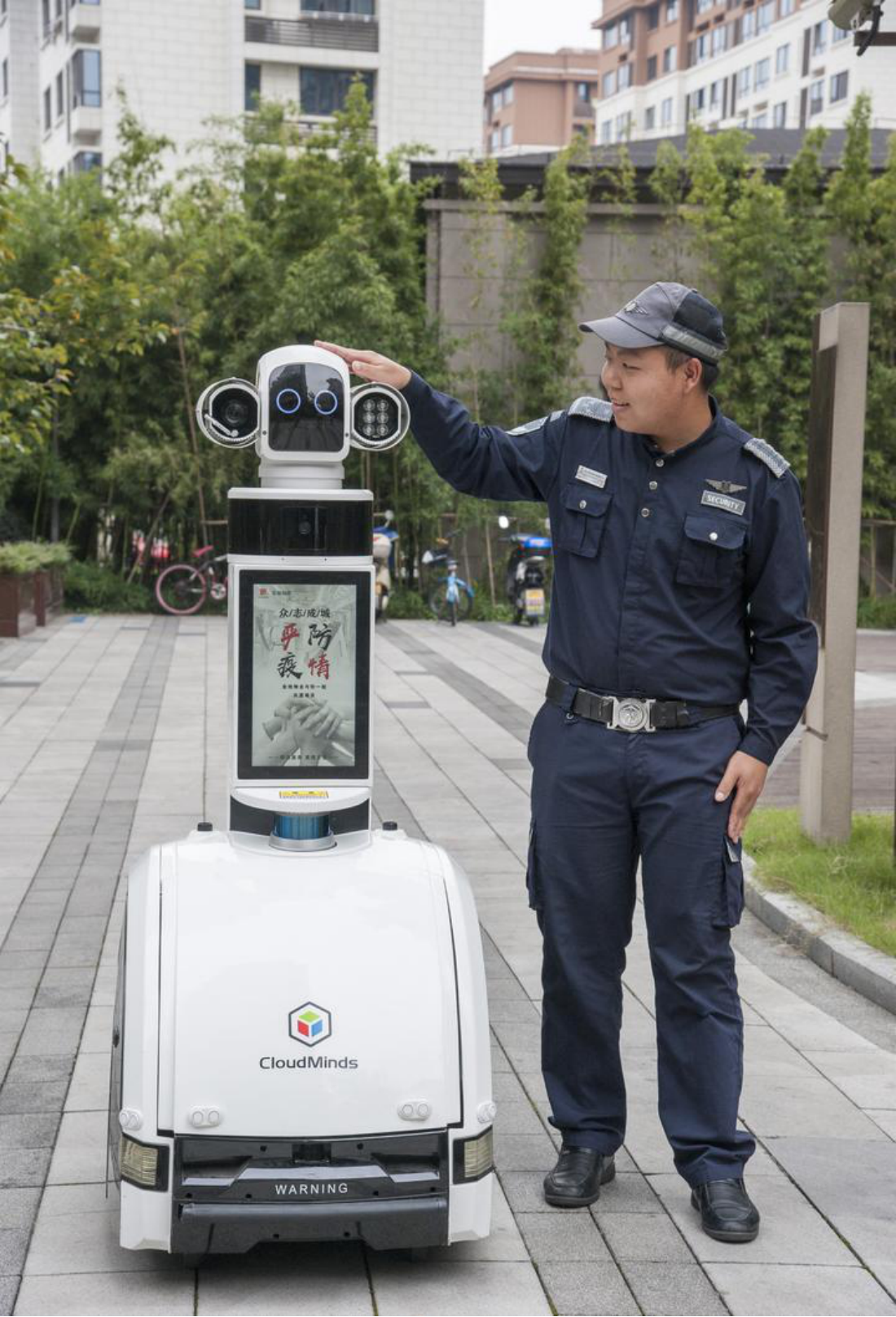 浙江一小区启用机器人保安功能太抢眼