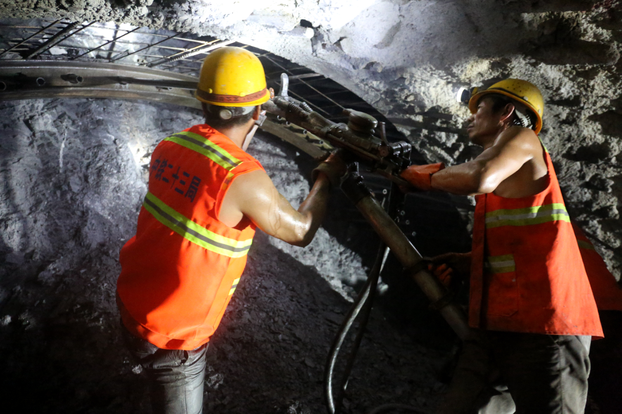大瑞铁路杉阳隧道贯通 大理至保山段年内开通运营