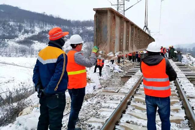 天平高速公路下穿天華鐵路框架橋工程架樑順利完成