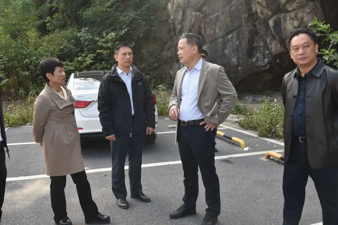 秀峰区委书记余捷走访调研辖区项目建设,城中村整治,移风易俗等工作