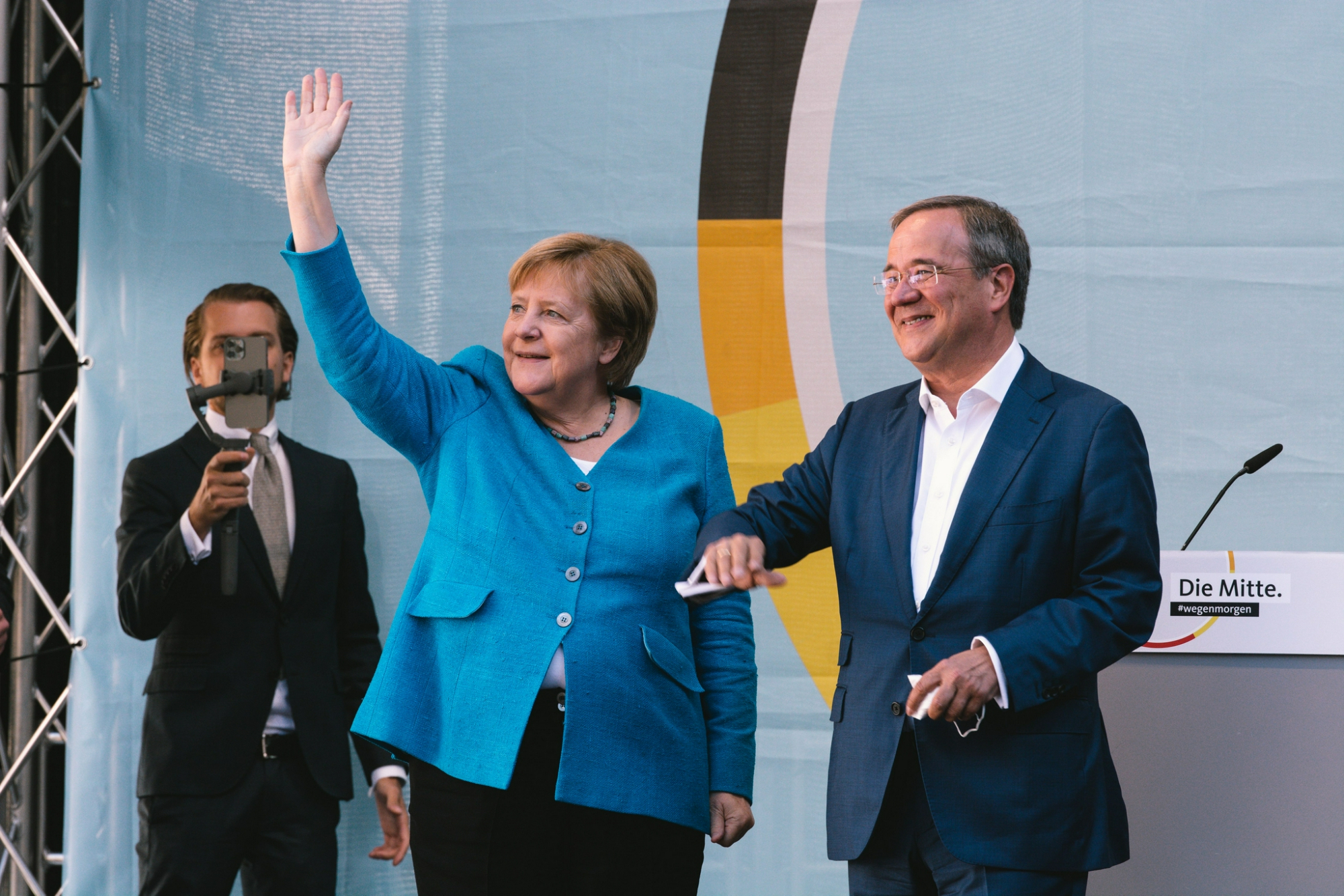 默克尔和基民盟候选人拉舍特在选举日前一天举行竞选集会.图/ic photo