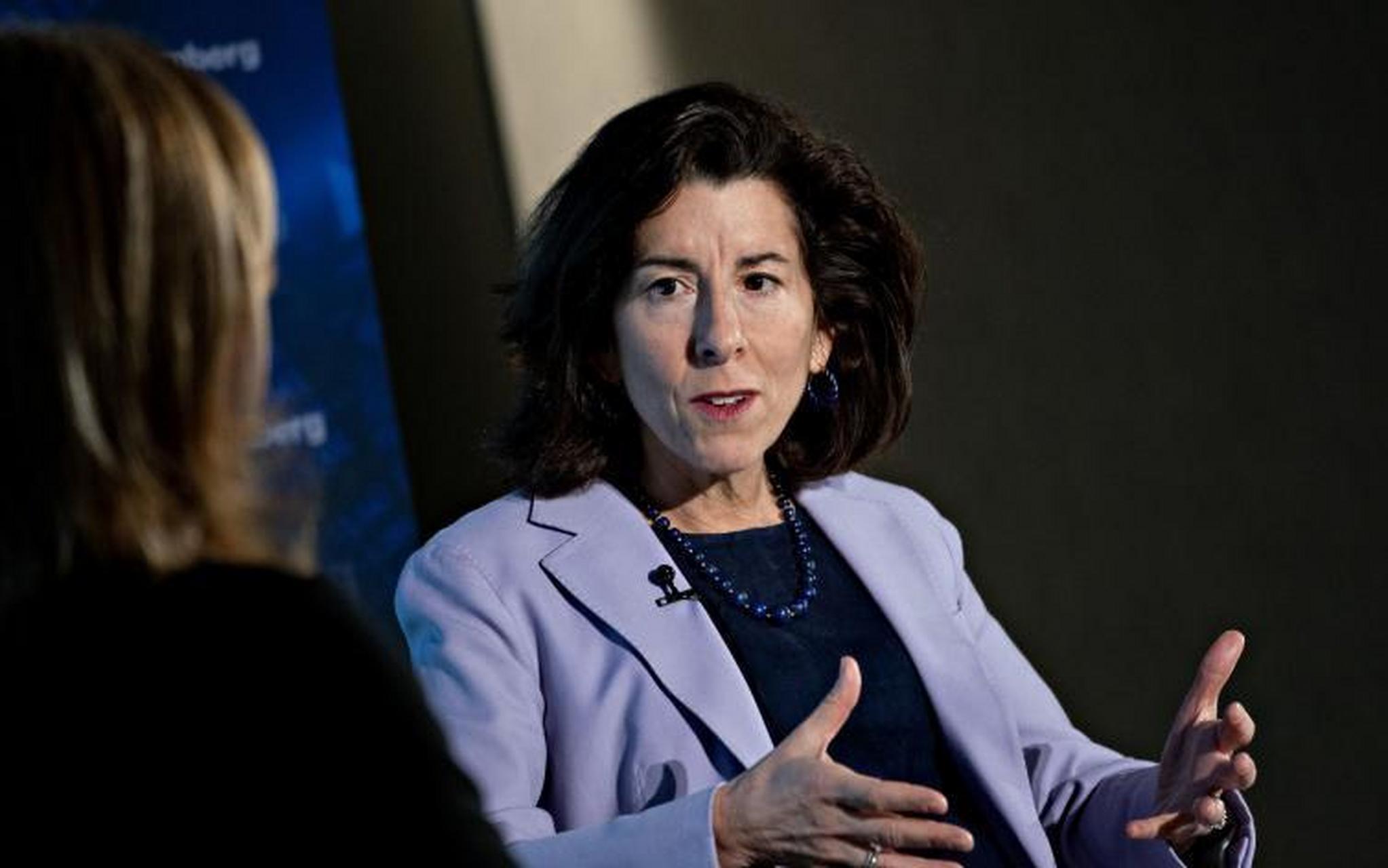 据环球网援引彭博社消息,美国商务部长雷蒙多当地时间7月26日在美国企