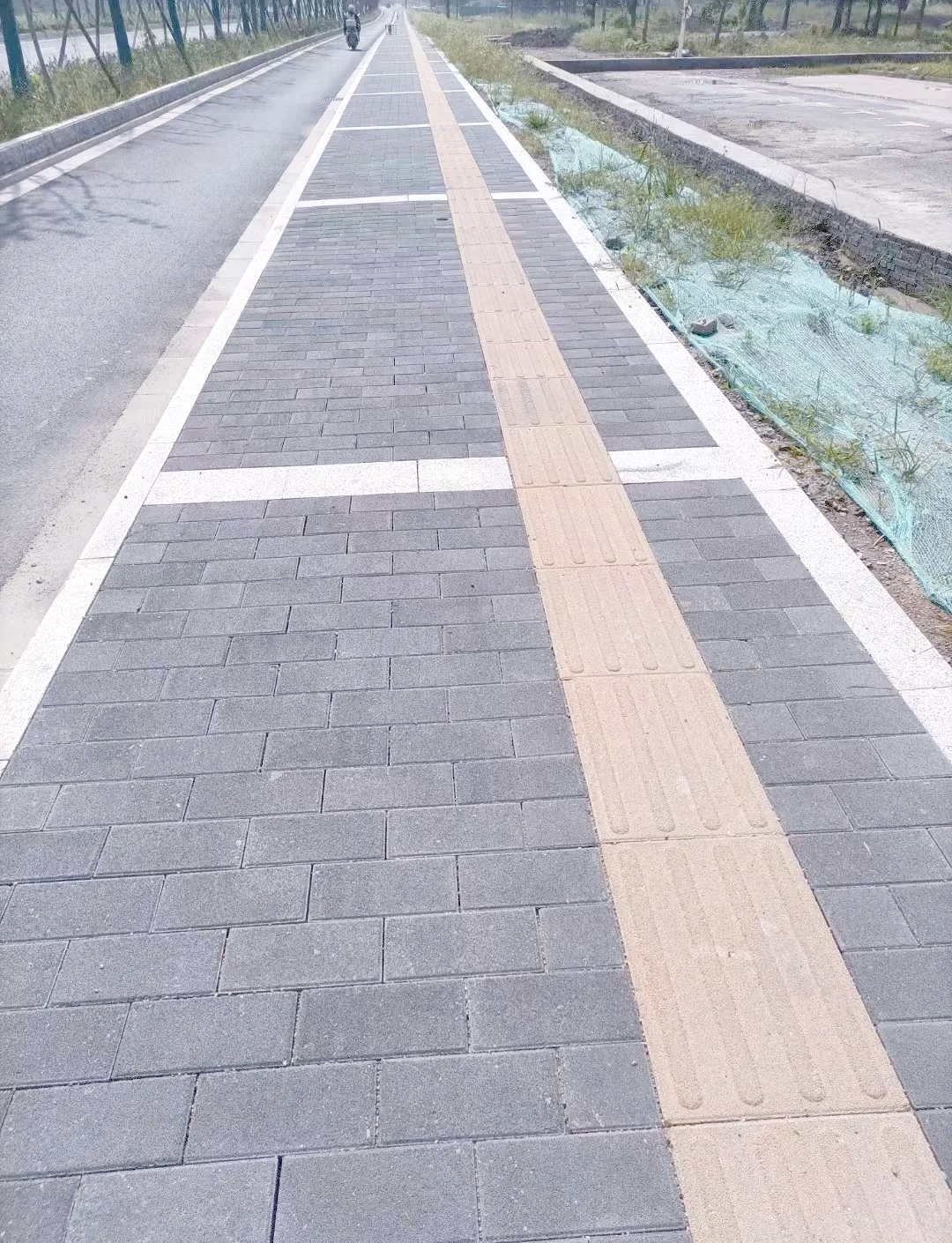 特别是在道路广场的铺装上,透水砖的应用成为了打造海绵城市不可或缺