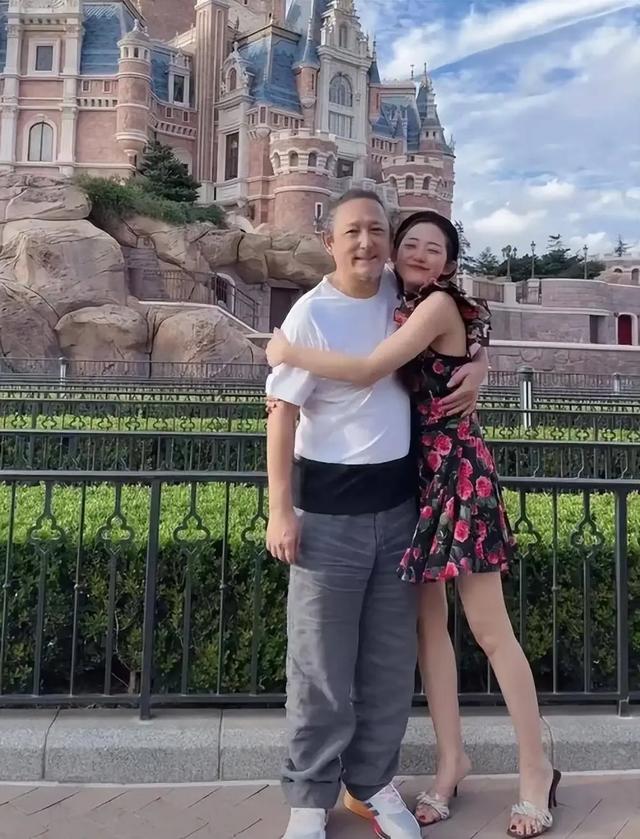 徐静蕾前任大婚!迎宾海报上新娘全裸只用手挡私处,来宾尴尬脸红