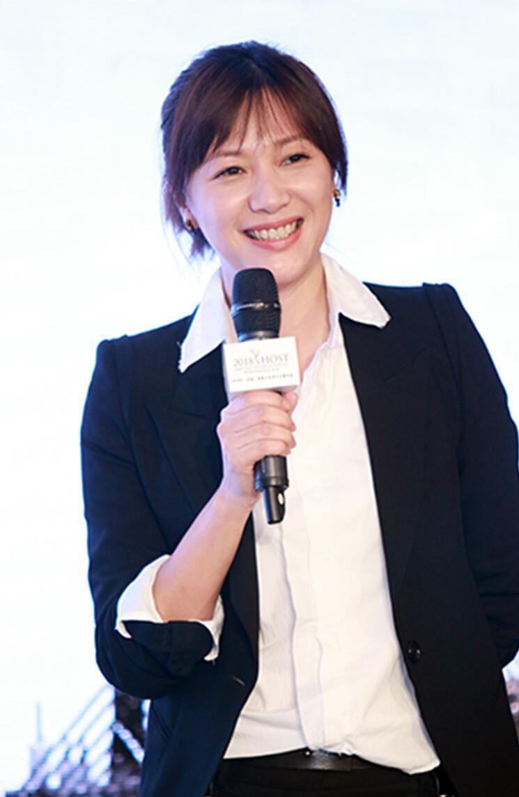 49岁徐静蕾:美国定居6年后惊人现状曝光,晒泳池照引热议!