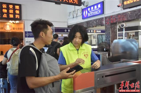 长郡滨江中学"擦亮星城火炬 绽放文明之美"志愿服务活动获好评