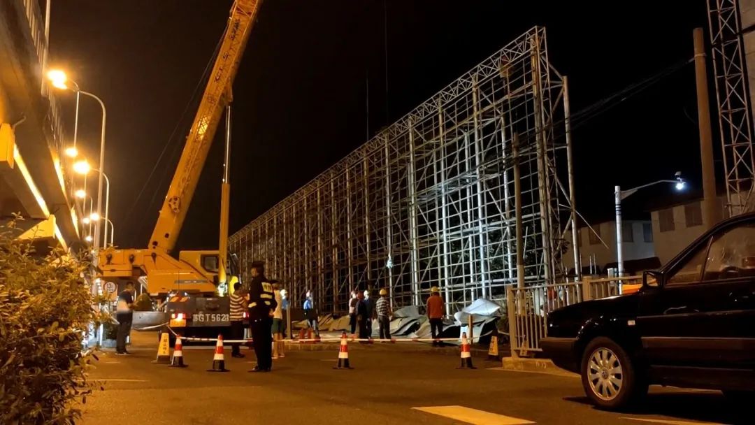 9号线九亭站一处超大型户外广告牌被拆除