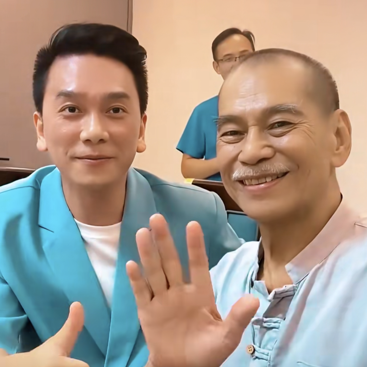 78岁港星陈观泰定居内地,近照仍显冻龄,四婚娶小30岁娇妻