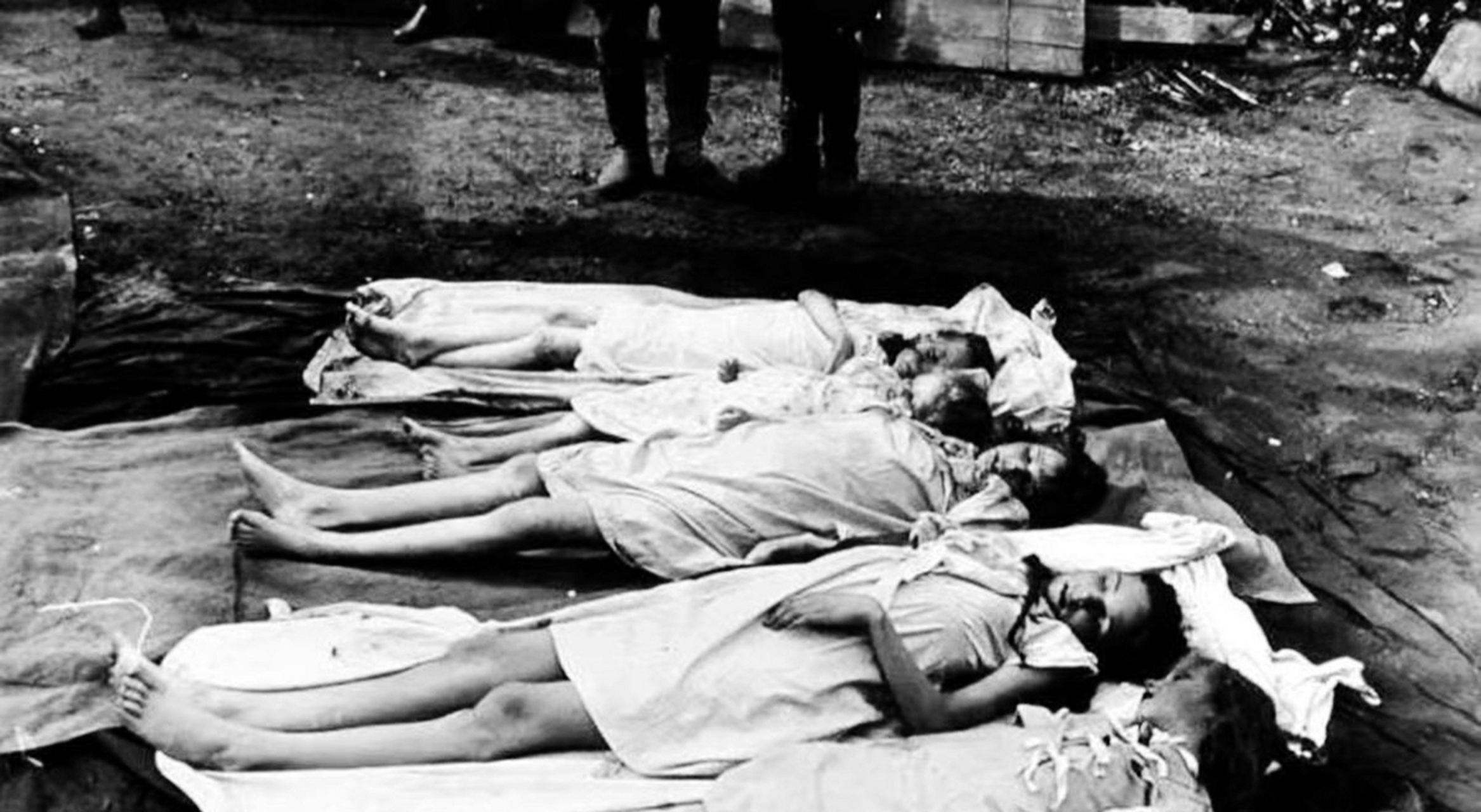 图片中,随军记者拍摄了多处苏联少女被杀的场景.