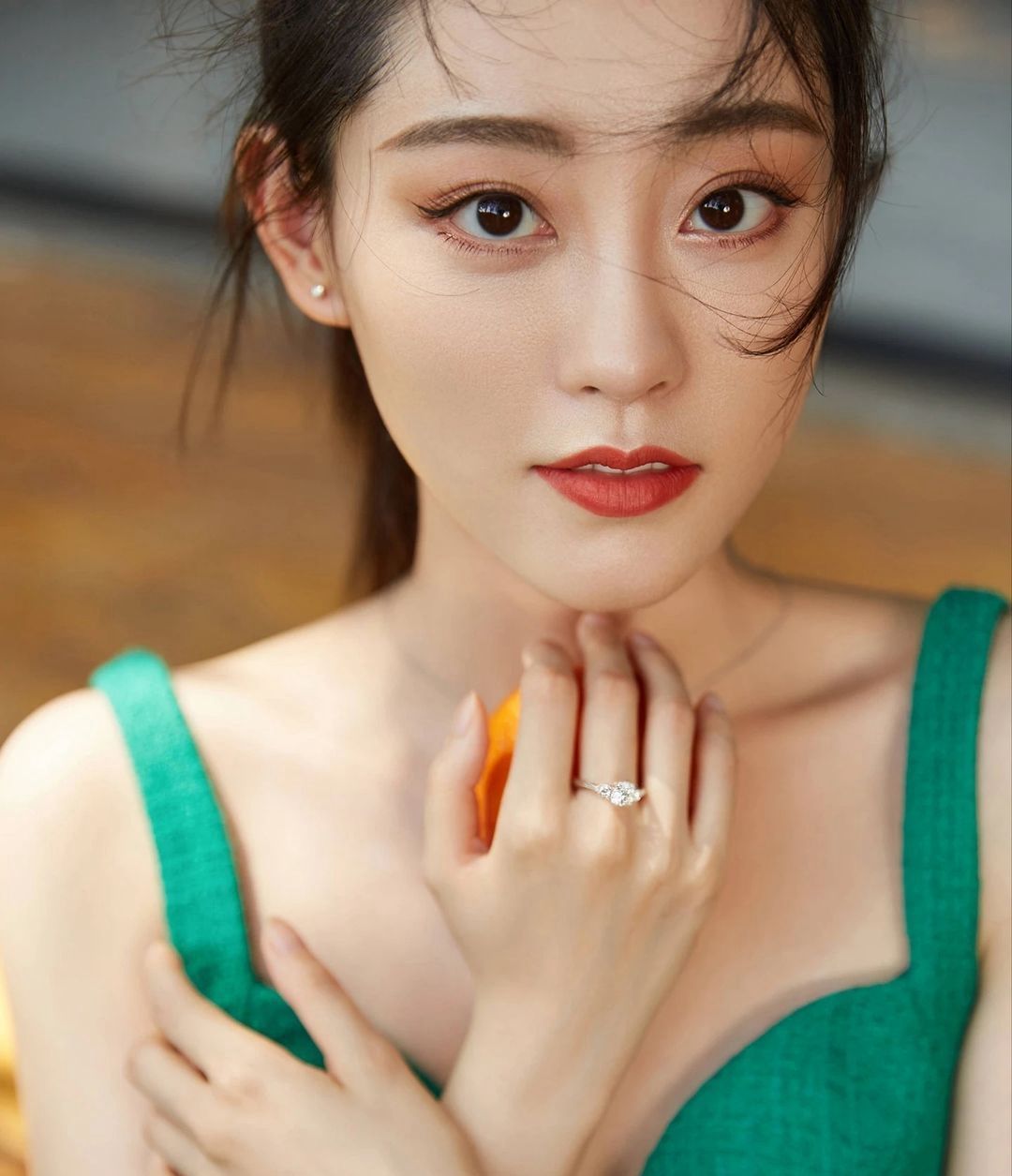 祝绪丹一身绿裙可爱灵动写真