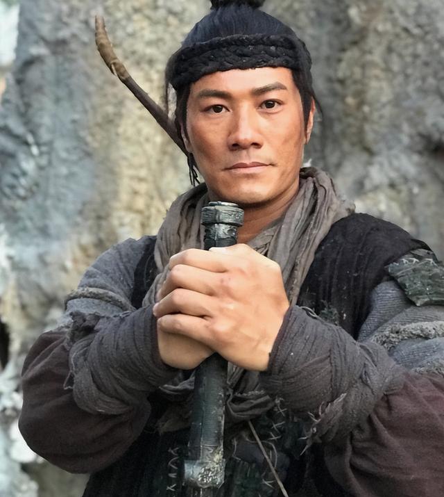 黄竣锋:因角色被误砍重伤,面容被毁不敢照镜子,今凶手被判10年