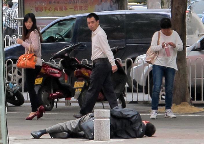 男子深夜当街殴打女子10余分钟,拍摄者劝导无果,还被指多管闲事