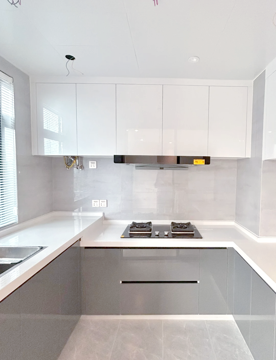 家居装修中,厨房吊柜往往被视为一个不可或缺的设计要素,特别是在厨房