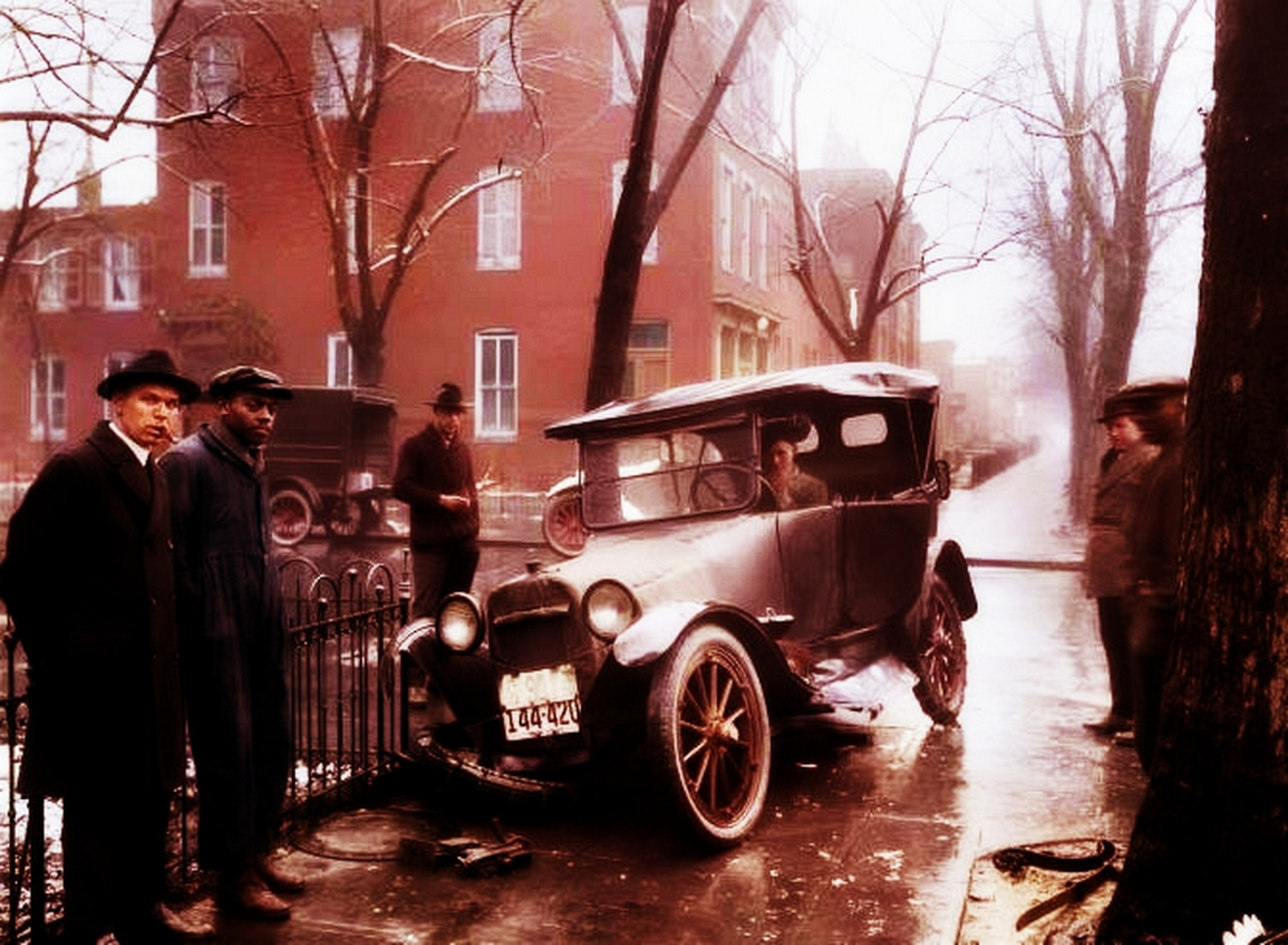 1920年代美国车祸现场.从照片中不难看出,汽车撞到了周围的障碍物.