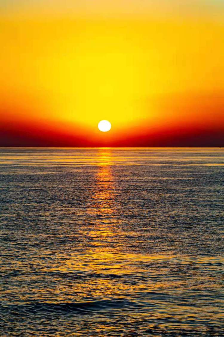 日出东升的太阳图图片