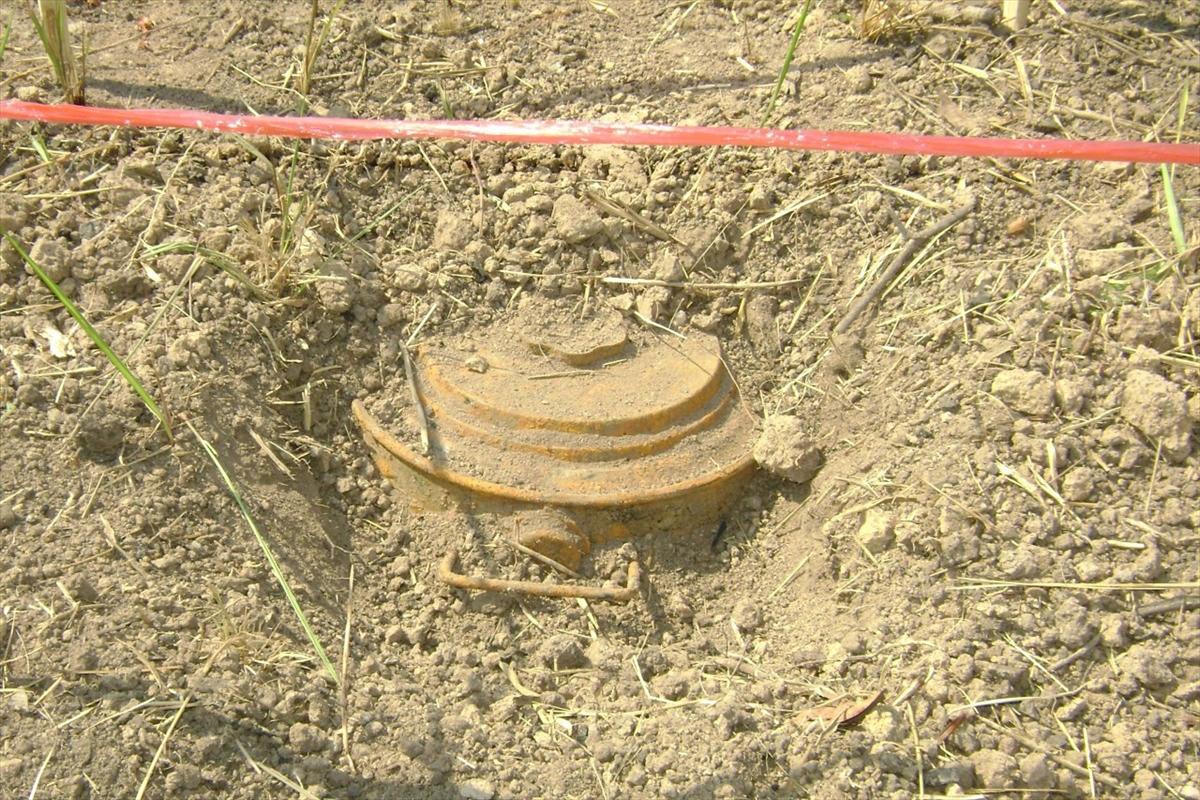 士兵踩到地雷,真的能把鞋子压住地雷脱鞋走人,死里逃生吗?