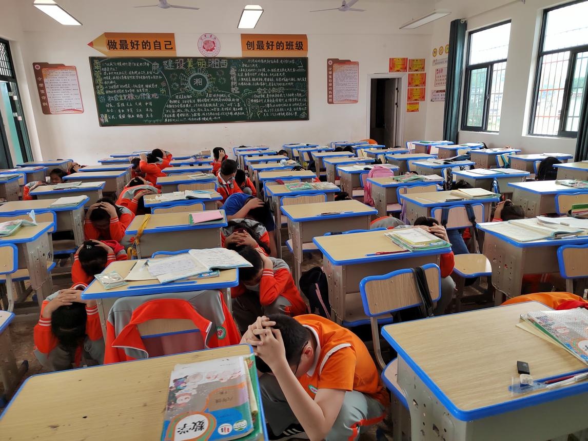 凤凰县芙蓉学校:举办地质灾害疏散演练 提高应急处突避险能力