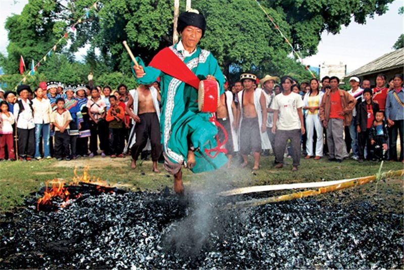 跟着非遗游怒江丨傈僳族刀杆节,勇者"上刀山,下火海"