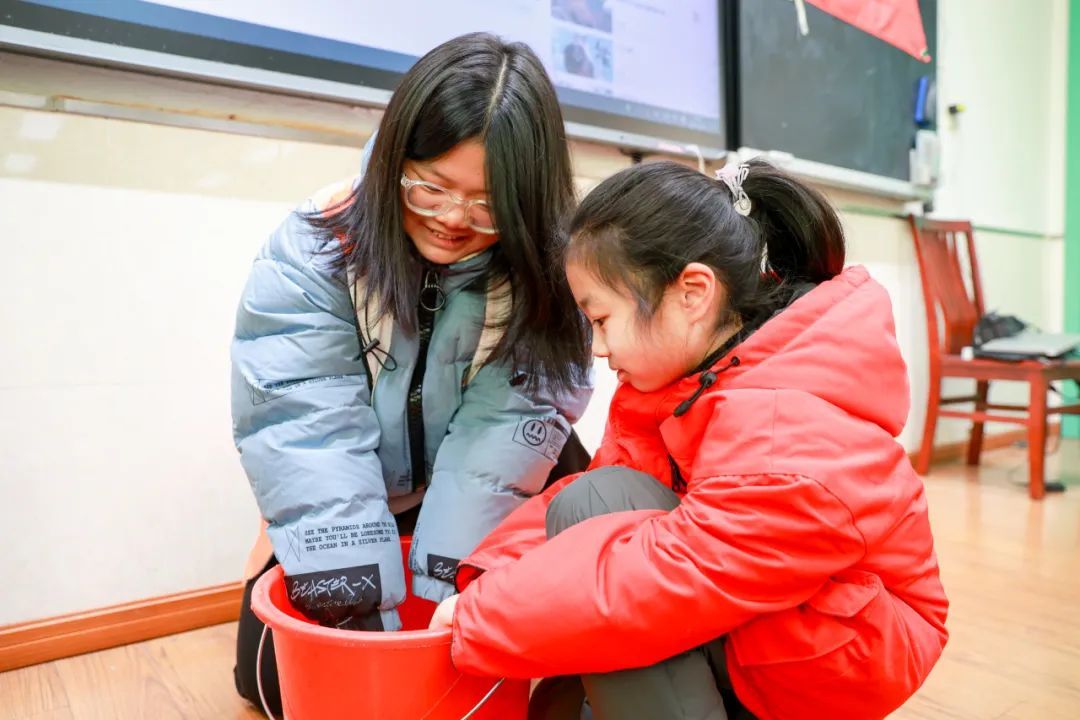 志愿服务图片冬季学生图片