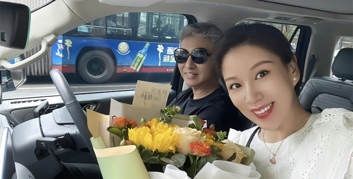 周炜携妻子为儿子庆中学毕业!考点学校学费9万,满头白发似爷孙