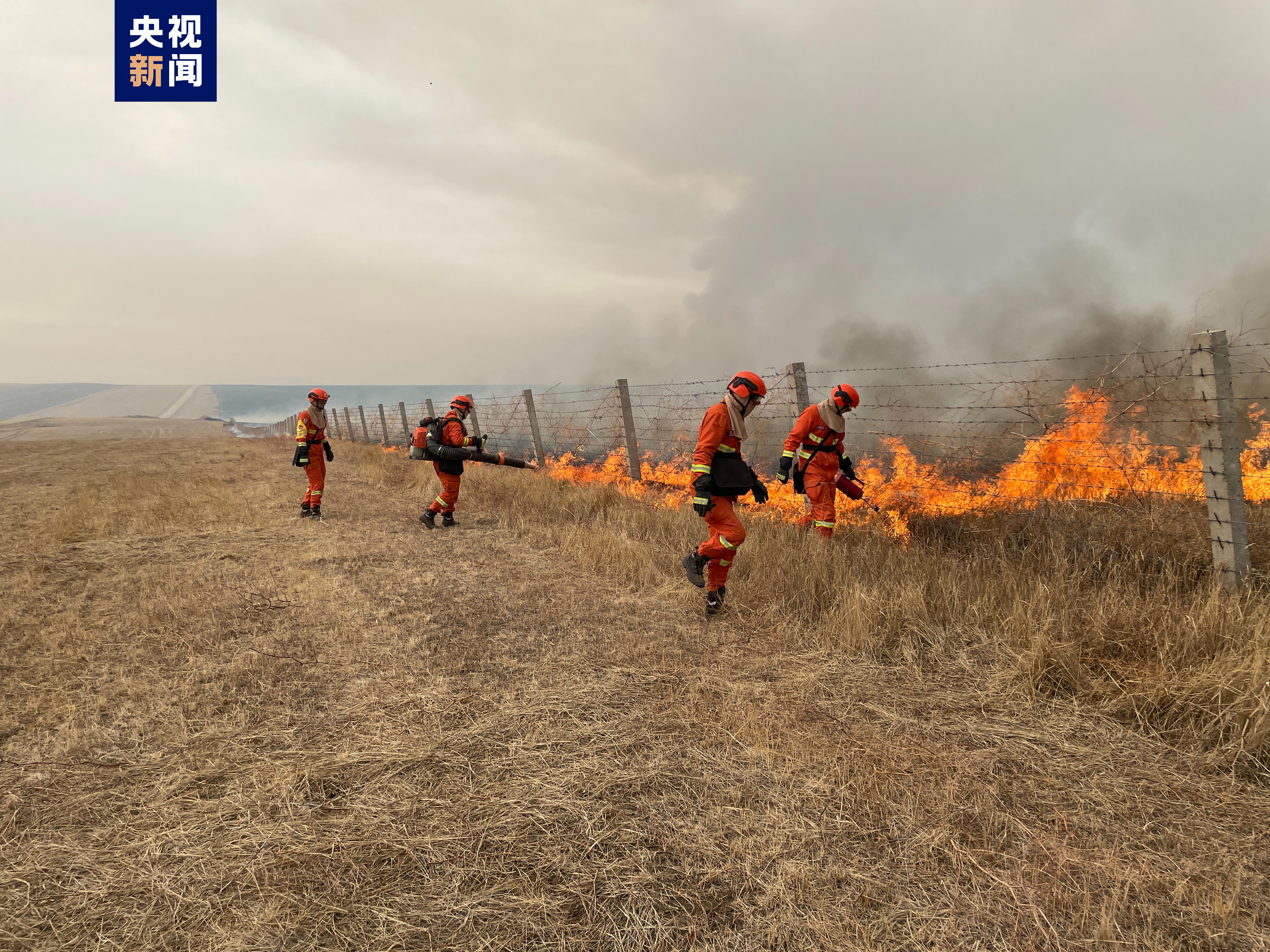 內蒙古消防堵截蒙古國草原大火入境,中蒙邊境線明火已撲滅