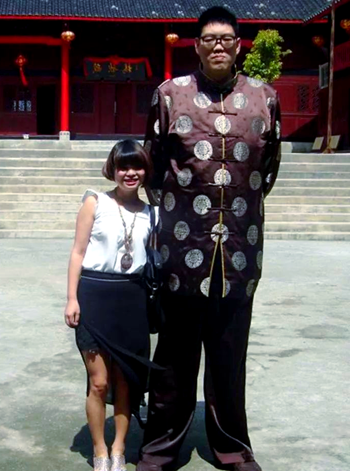 巨人王同心,这位来自浙江永康的壮汉,于1971年诞生