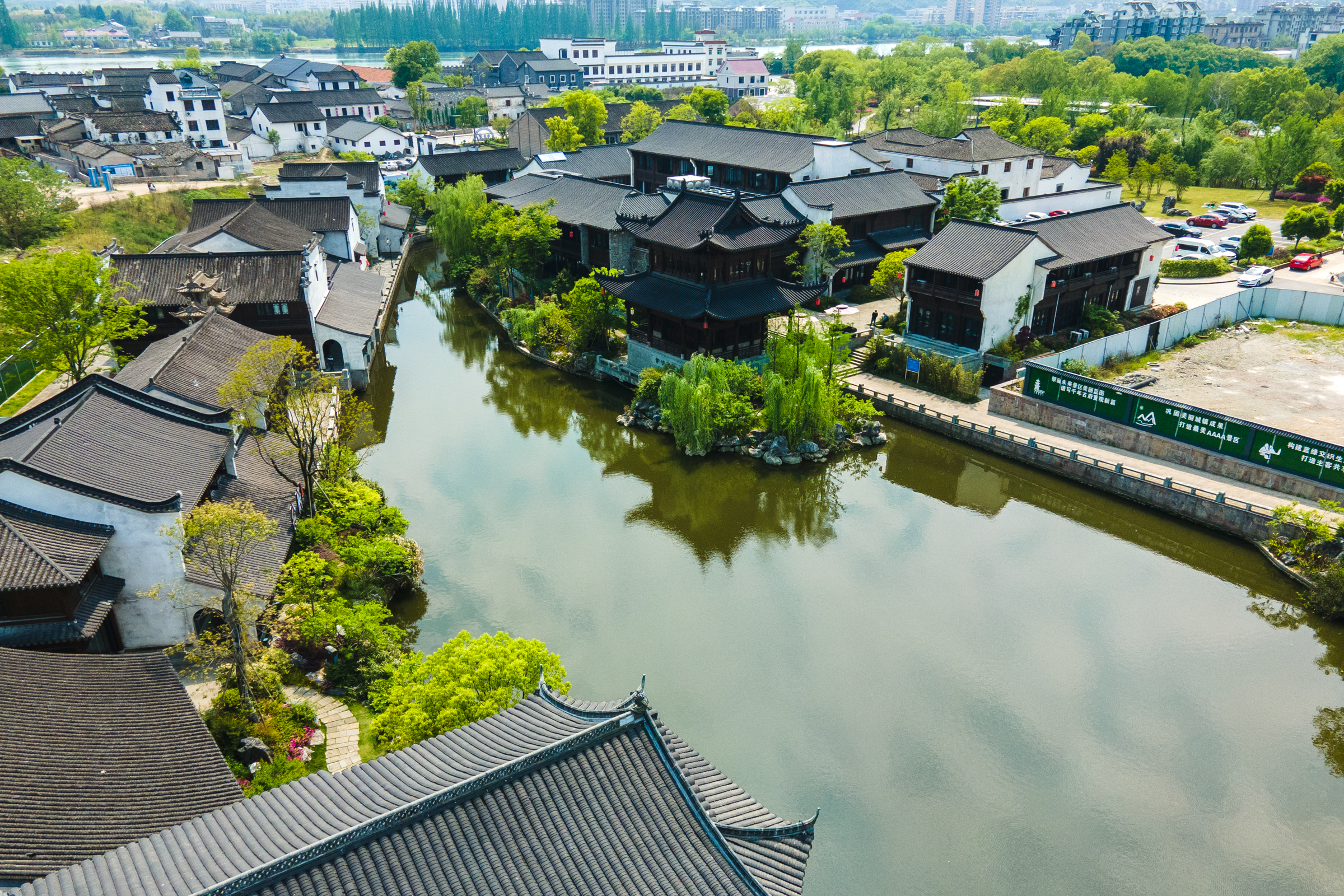 建德梅城镇网红民宿,散落在粉墙黛瓦里的露天泳池,景色超美