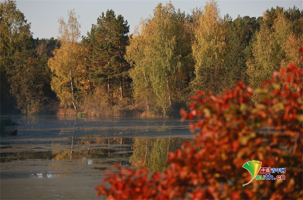俄罗斯梅拉河畔秋景迷人