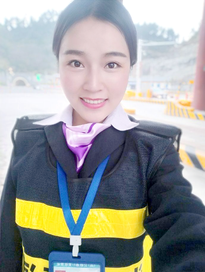 彭莉琴用微笑创造抖音奇迹:从收费员到网红的逆袭之旅