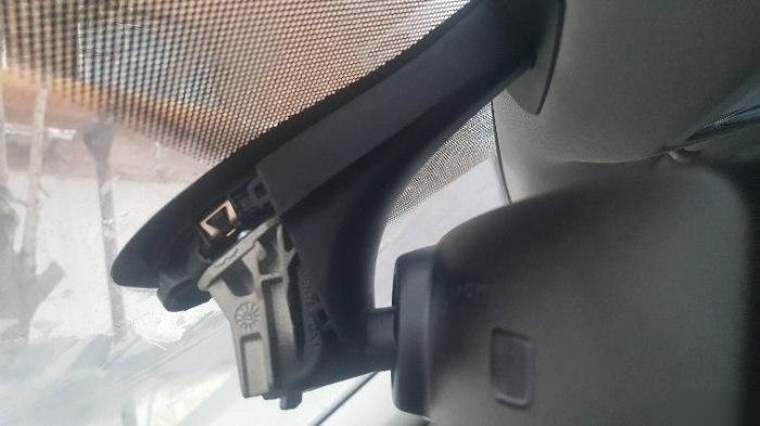 汽车雨量传感器在什么地方?