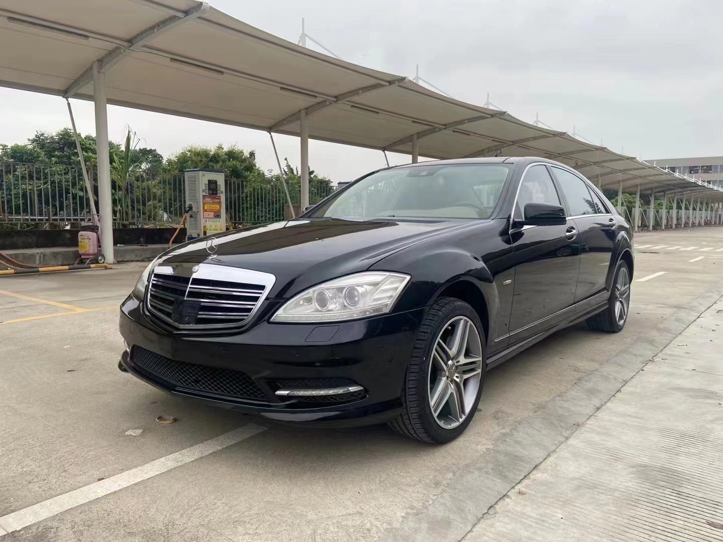 13年奔驰s550仅售12万,浓郁的商务气场,主导全球的豪华车市场